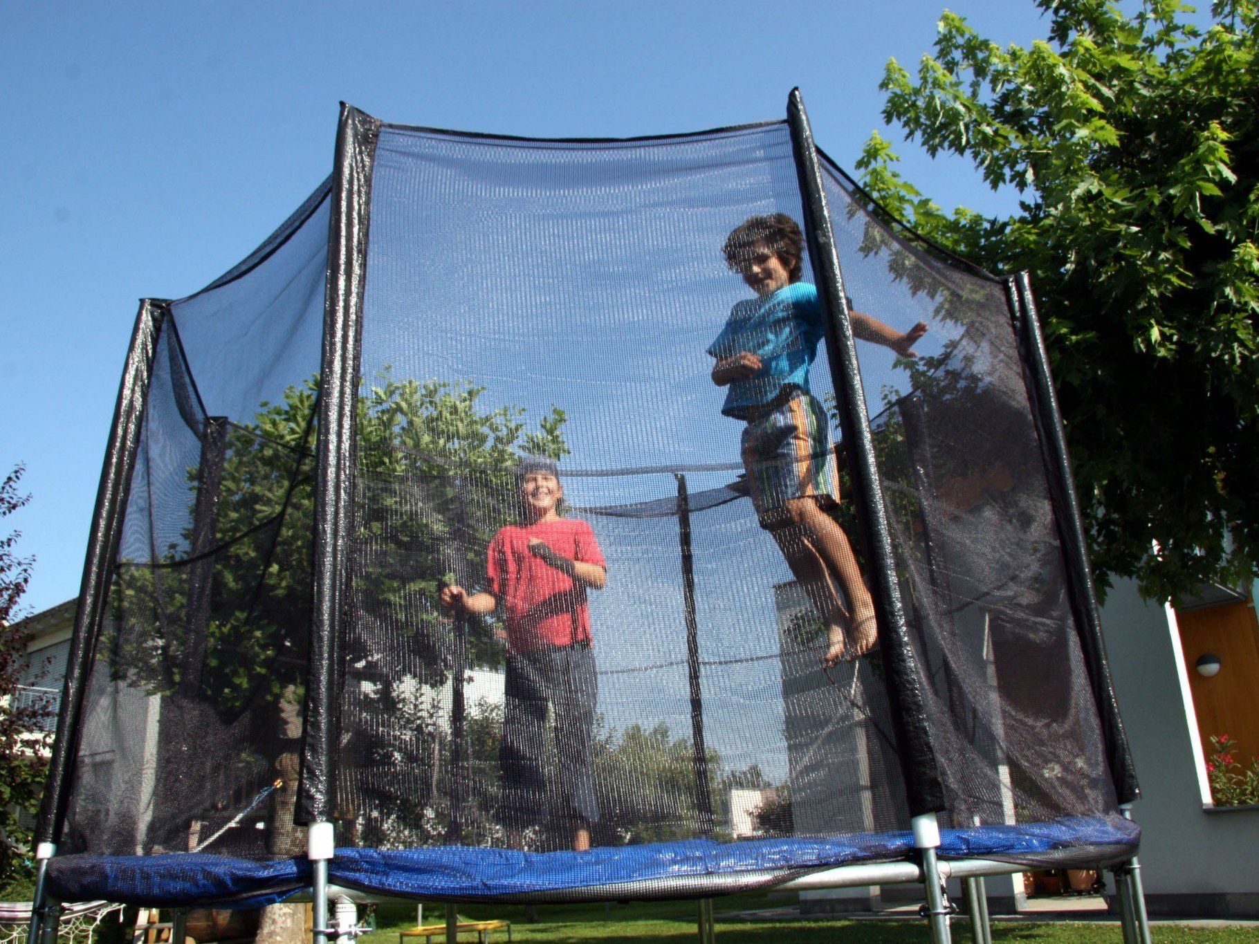 Trampolin - Die Sicherheit sollte immer mithüpfen.