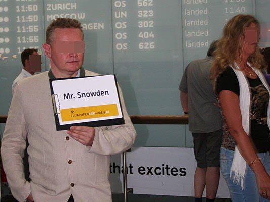 Ein Taxifahrer wartete am Flughafen auf "Mr. Snowden"