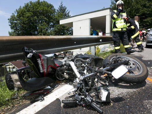 Das Motorrad des schwer verletzten 19-Jährigen wurde bei dem Unfall komplett zerstört.
