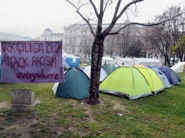 Das Camp im Park vor der Votivkirche vor der Räumung Das Camp im Park vor der Votivkirche vor der Räumung