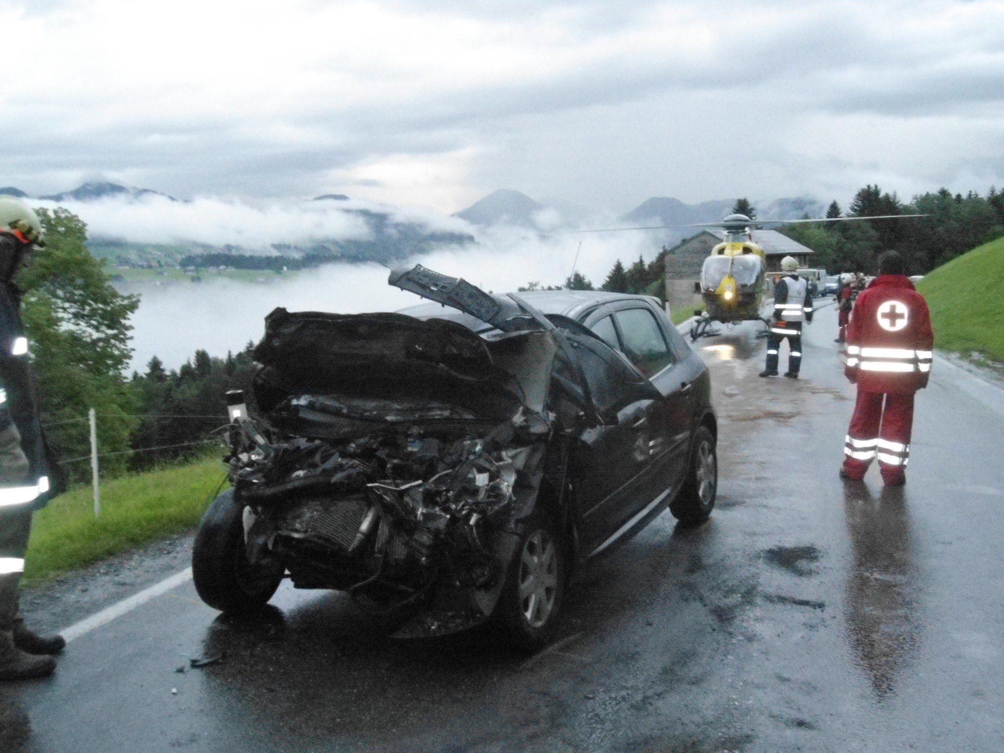 Frontalkollision auf L200 - 19-jährige Pkw-Lenkerin schwer verletzt. Frontalkollision auf L200 - 19-jährige Pkw-Lenkerin schwer verletzt.