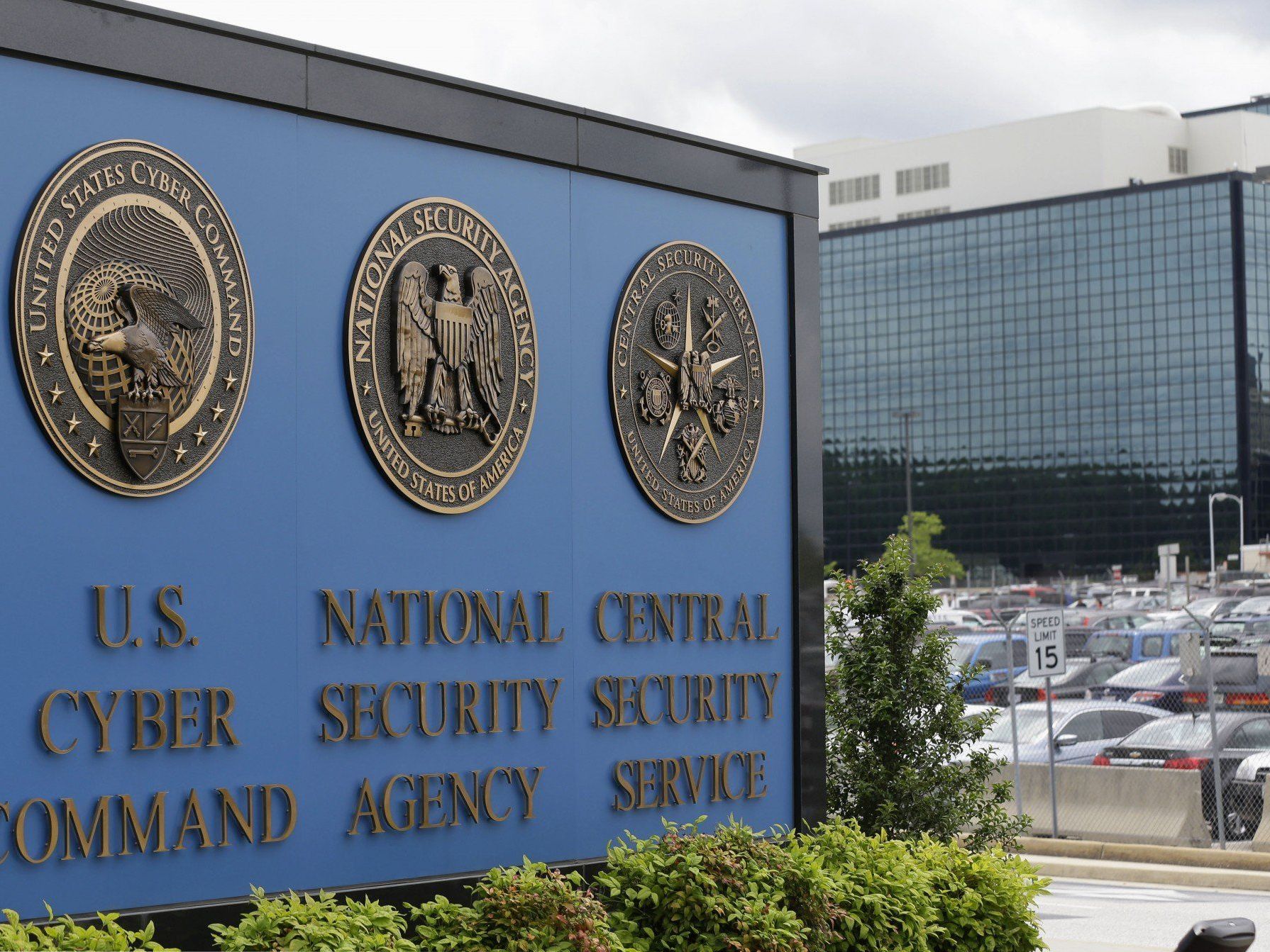 Es soll angeblich einen Geheimvertrag zwischen Österreich und der CIA bzw. NSA geben. Es soll angeblich einen Geheimvertrag zwischen Österreich und der CIA bzw. NSA geben.