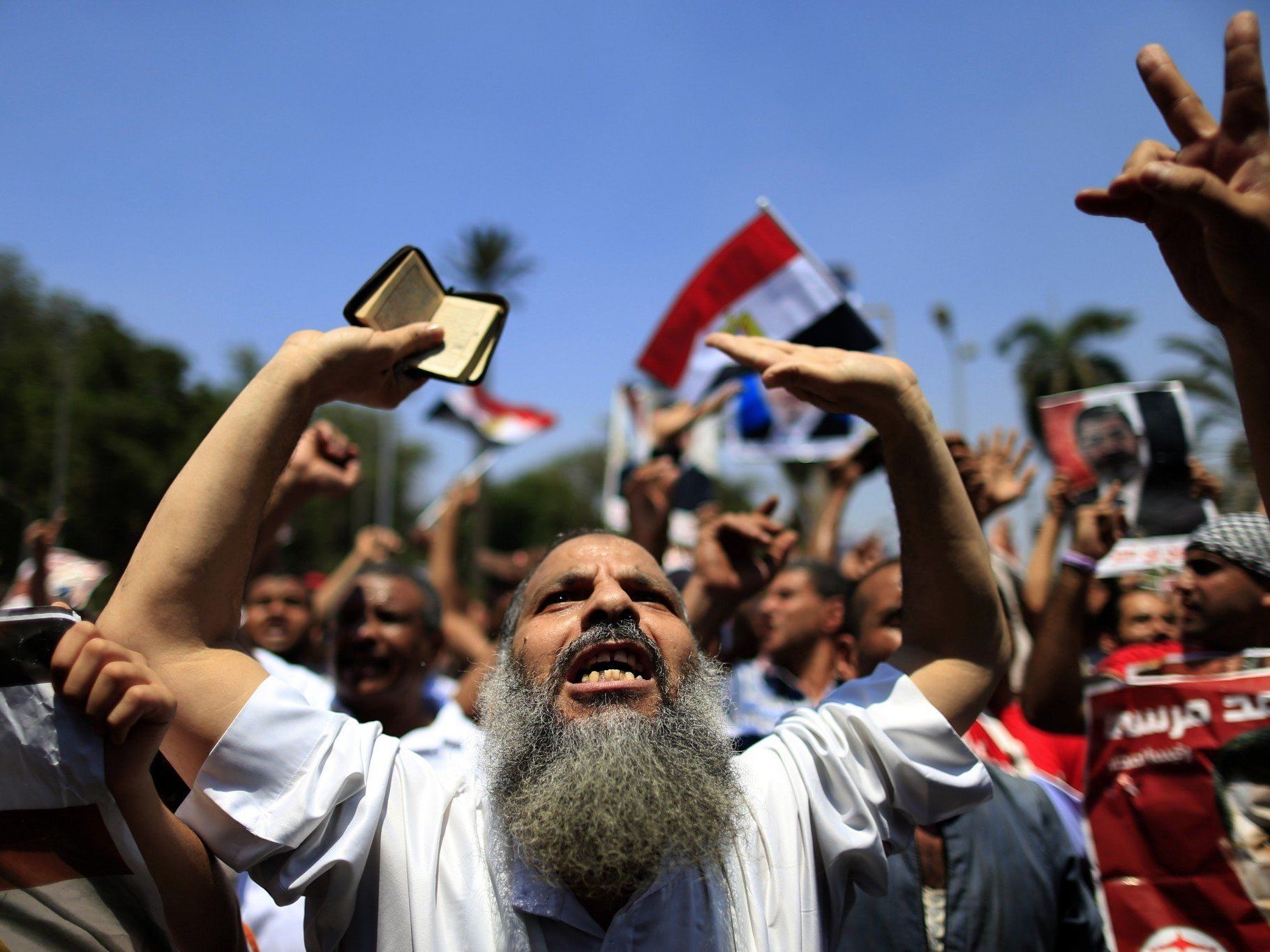 Opposition ruft zu Demonstrationen auf - AU suspendiert Mitliedschaft Ägyptens. Opposition ruft zu Demonstrationen auf - AU suspendiert Mitliedschaft Ägyptens.