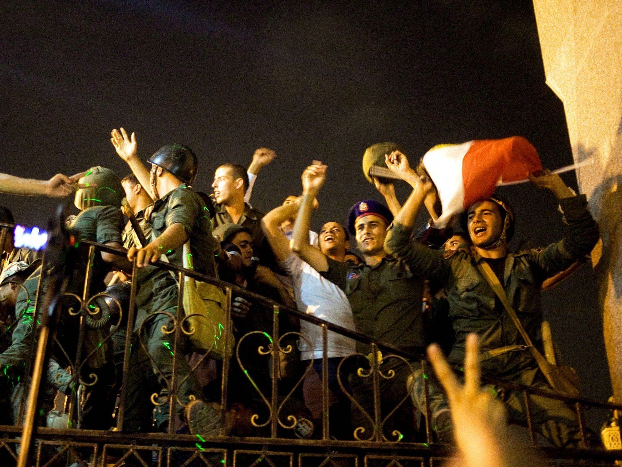 Demonstranten und Soldaten jubelten auf dem Tahrir-Platz. Demonstranten und Soldaten jubelten auf dem Tahrir-Platz.