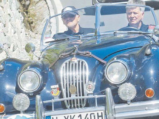 Auf der Silvretta Hochalpenstraße treffen zwei Welten aufeinander: In Front ein Oldtimer von Jaguar, gefolgt von einem VW Beetle mit Elektroantrieb. Auf der Silvretta Hochalpenstraße treffen zwei Welten aufeinander: In Front ein Oldtimer von Jaguar, gefolgt von einem VW Beetle mit Elektroantrieb.