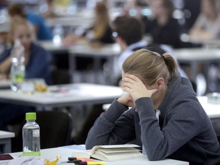 Tausende Anwärter stellten sich am Freitag dem Aufnahmetest für Medizin. Tausende Anwärter stellten sich am Freitag dem Aufnahmetest für Medizin.