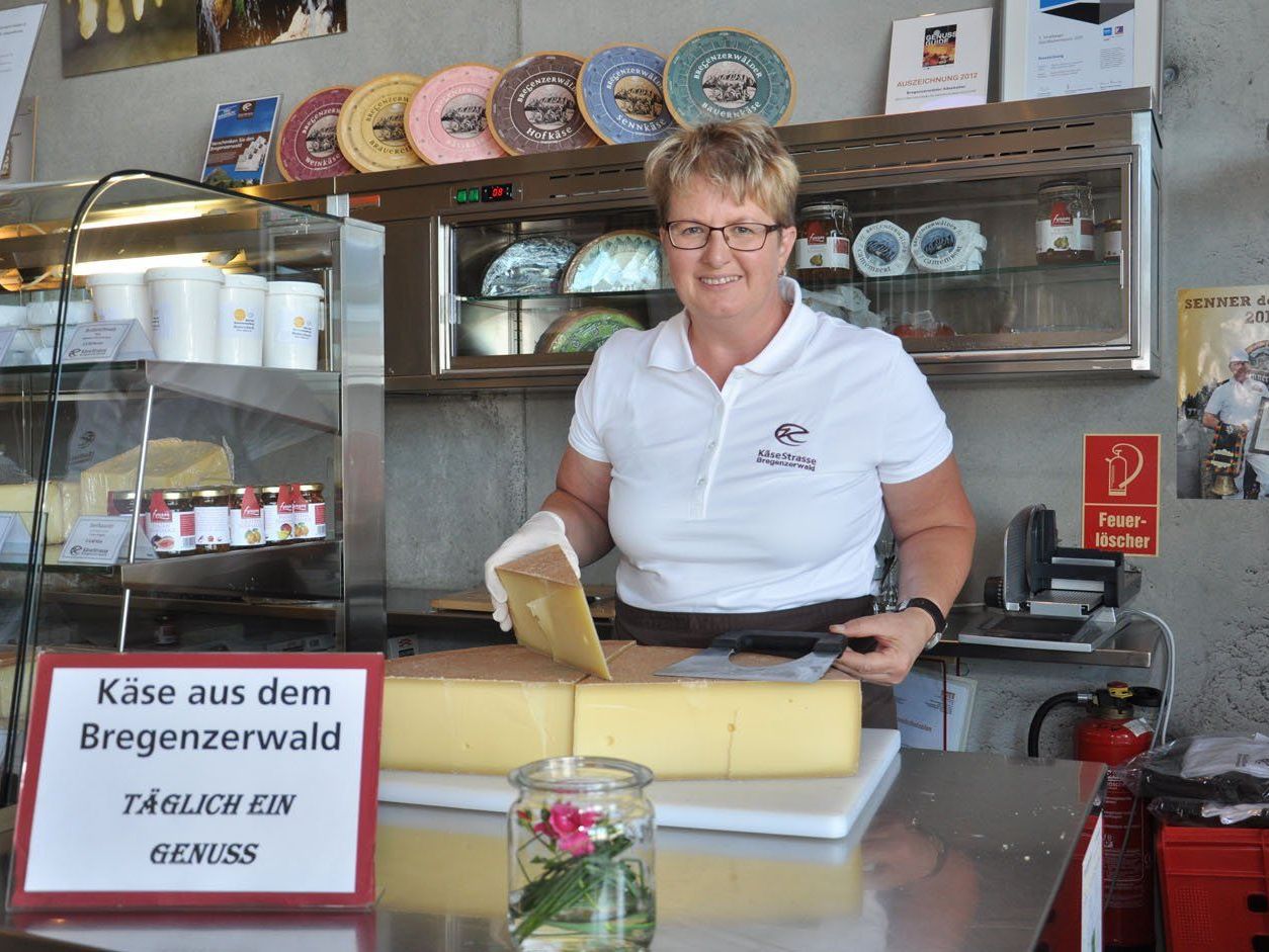 Pia Schneider präsentiert im Käsekeller Lingenau feinen Berg- und Alpkäse. Pia Schneider präsentiert im Käsekeller Lingenau feinen Berg- und Alpkäse.