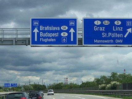 Am Knoten Schwechat ist es am Freitag zu einem Lkw-Unfall gekommen. Am Knoten Schwechat ist es am Freitag zu einem Lkw-Unfall gekommen.