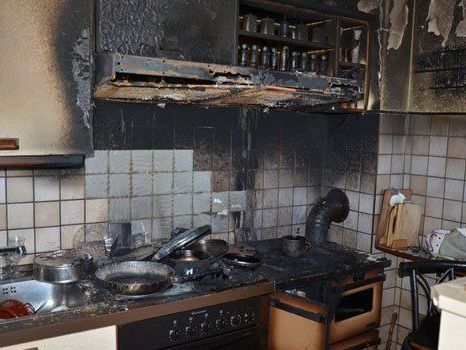Eine person wurde nach dem Küchenbrand ins Spital gebracht. Eine person wurde nach dem Küchenbrand ins Spital gebracht.