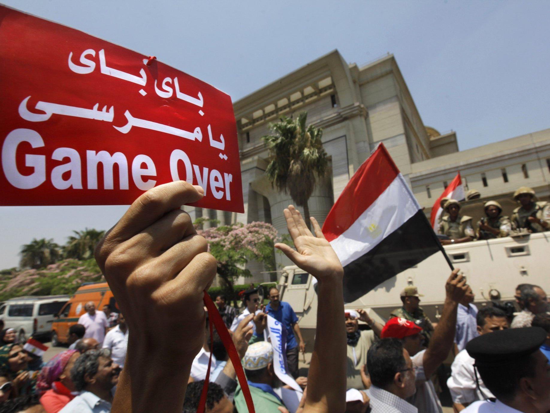 Präsident Mursi von ägyptischem Militärgestürzt.