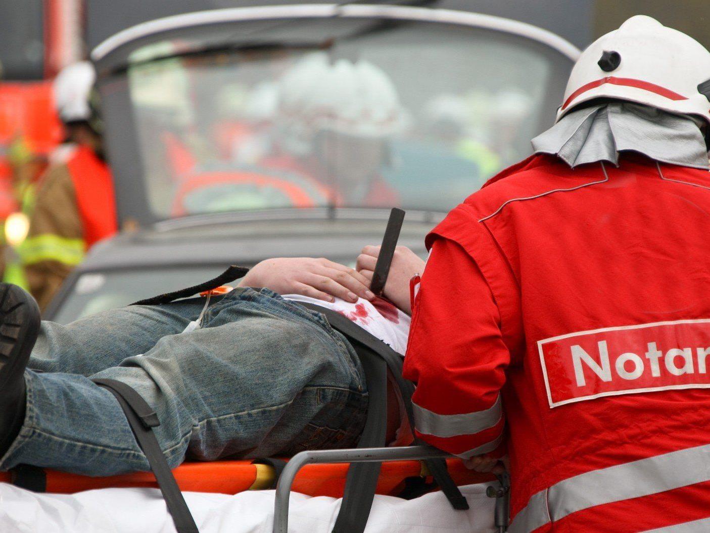 Ein Mann wurde in Deutsch Wagram unter einer eingestürzten Betondecke eingeklemmt.