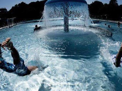 Abkühlung lässt sich nicht nur im Schwimmbad finden.