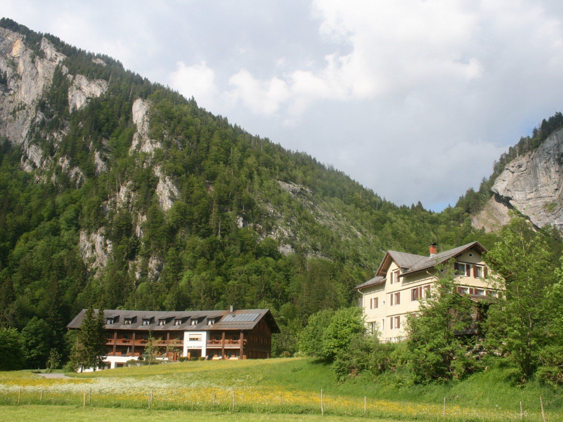 Das alte "Spitöle" (r.) wird künftig von einem Privaten genutzt, das "Haus St. Josef" für Betreutes Wohnen adaptiert und daran anschließend ein neues Pflegeheim erstellt. Das alte "Spitöle" (r.) wird künftig von einem Privaten genutzt, das "Haus St. Josef" für Betreutes Wohnen adaptiert und daran anschließend ein neues Pflegeheim erstellt.
