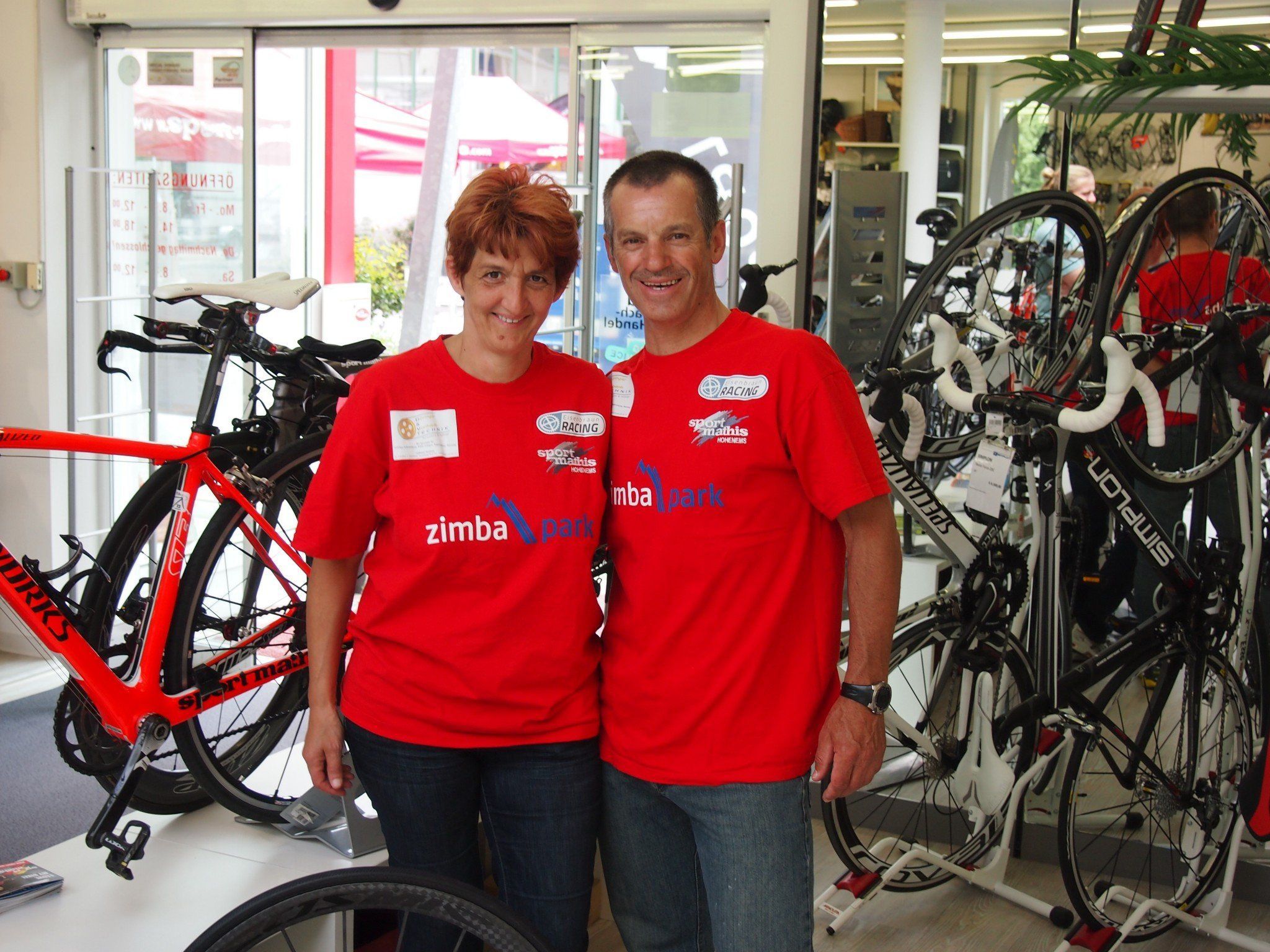 Extrem-Radsportler Hans Eisenbraun mit Sponsor Horst Mathis. Extrem-Radsportler Hans Eisenbraun mit Sponsor Horst Mathis.