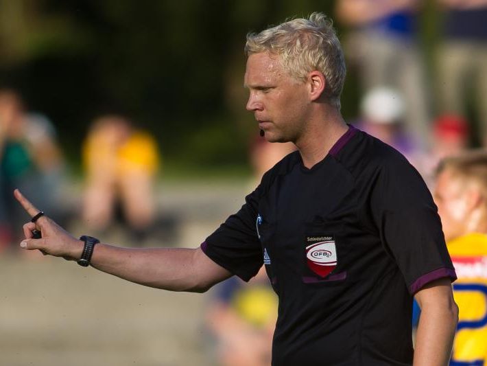 Der Unparteiische stand im ÖFB-Cup Spiel Dornbirn und Vienna ganz klar im Mittelpunkt. Der Unparteiische stand im ÖFB-Cup Spiel Dornbirn und Vienna ganz klar im Mittelpunkt.
