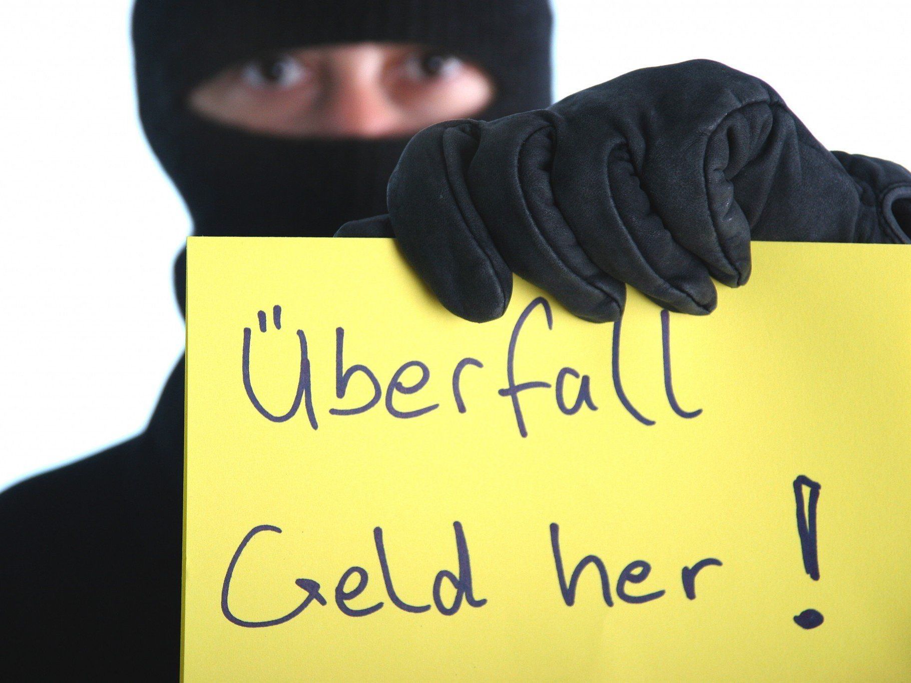 Eine Fahndung nach dem Räuber blieb erfolglos. Eine Fahndung nach dem Räuber blieb erfolglos.