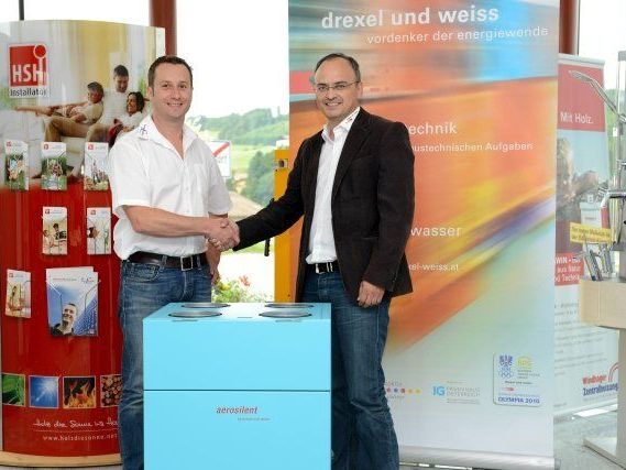 Zur offiziellen Produkteinführung übergab drexel und weiss-Verkaufsleiter Bernd Kramer dem glücklichen Gewinner, Norbert Loindl von Norbert Loindl Installationen in Köstendorf bei Salzburg, einen aerosilent stratos. Zur offiziellen Produkteinführung übergab drexel und weiss-Verkaufsleiter Bernd Kramer dem glücklichen Gewinner, Norbert Loindl von Norbert Loindl Installationen in Köstendorf bei Salzburg, einen aerosilent stratos.