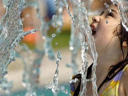 Abkühlung finden Kinder auch auf den Wasserspielplätzen in Wien.