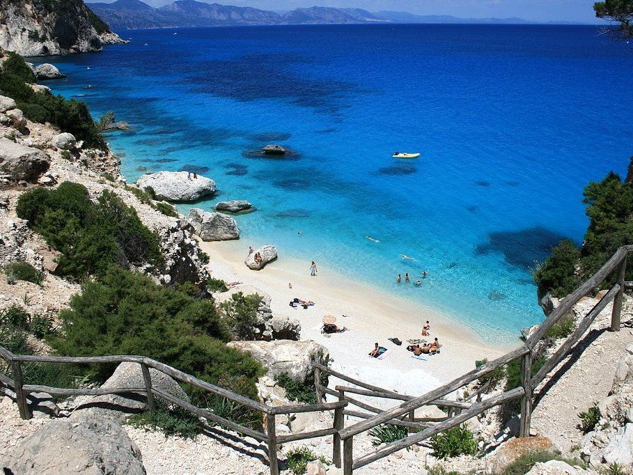 Je abgeschotteter, desto Promi: Viele versteckte Strände Sardiniens sind nur per Boot erreichbar. Je abgeschotteter, desto Promi: Viele versteckte Strände Sardiniens sind nur per Boot erreichbar.