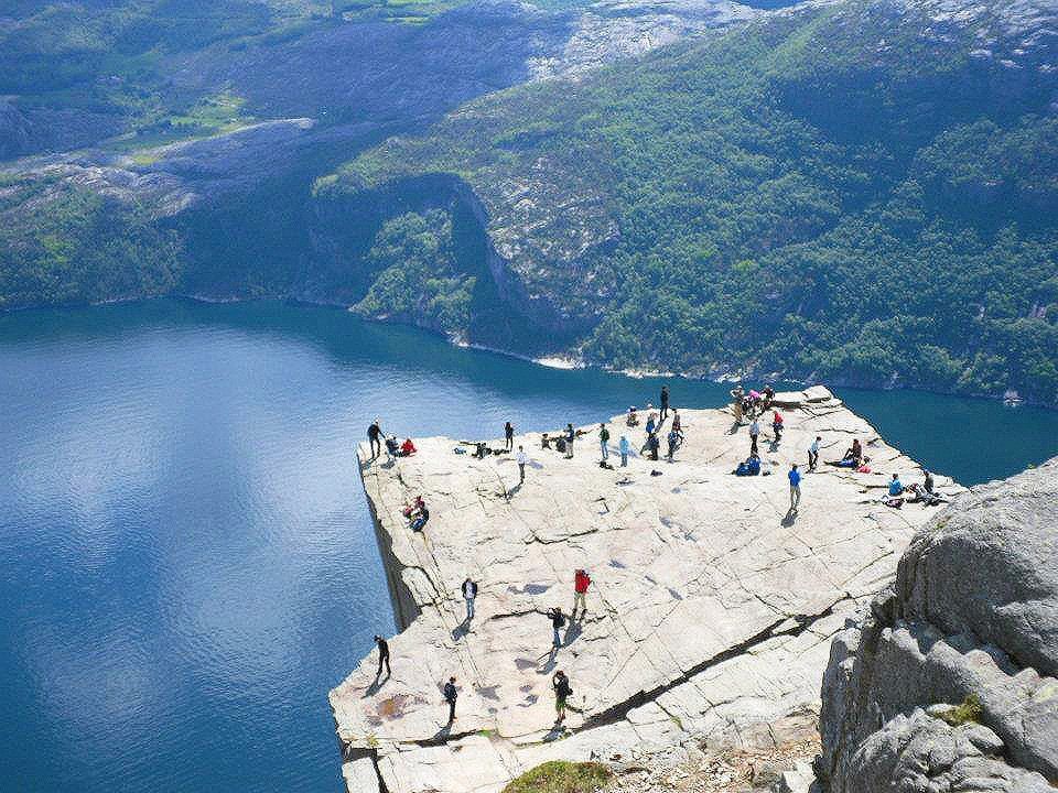 Wer Norwegen auf eigene Faust erkundet, sollte unbedingt einen Zwischenstopp am Preikestolen machen. Wer Norwegen auf eigene Faust erkundet, sollte unbedingt einen Zwischenstopp am Preikestolen machen.