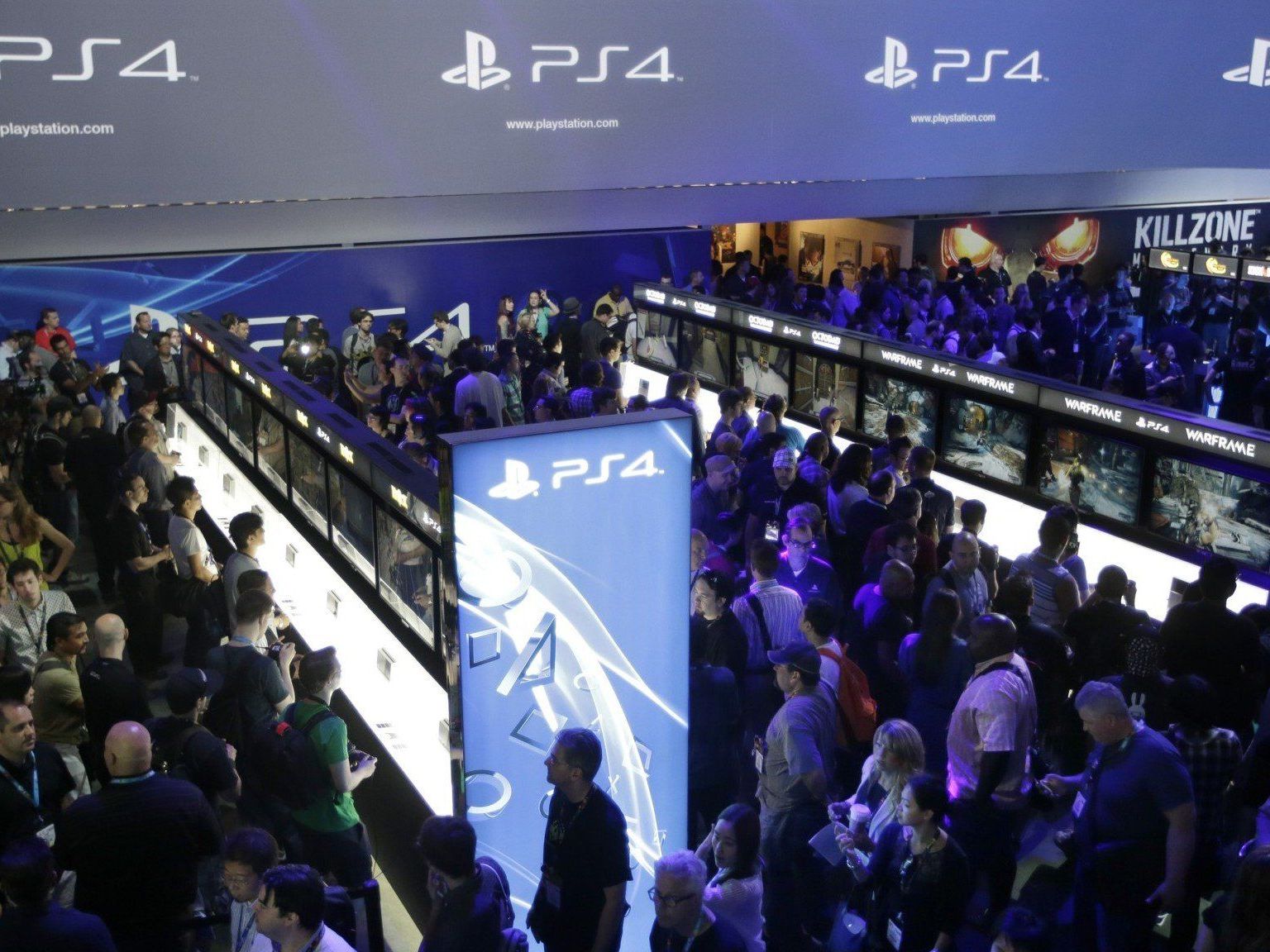 Großer Andrang auf den Play Station 4-Stand auf der Gamescom in Köln. Großer Andrang auf den Play Station 4-Stand auf der Gamescom in Köln.