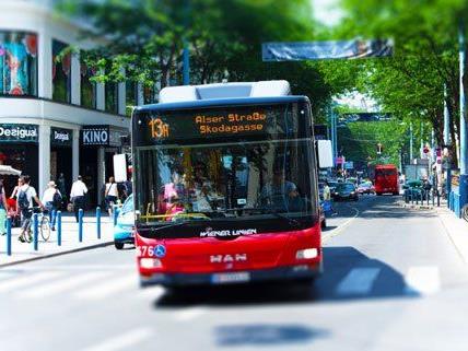 Die Lenker der Buslinie 13A wollen nicht weiter durch die Fußgängerzone in Wiener Mariahilfer Straße fahren.