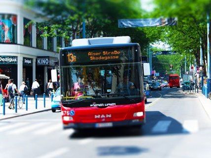 Die Lenker der Buslinie 13A wollen nicht weiter durch die Fußgängerzone in Wiener Mariahilfer Straße fahren. Die Lenker der Buslinie 13A wollen nicht weiter durch die Fußgängerzone in Wiener Mariahilfer Straße fahren.