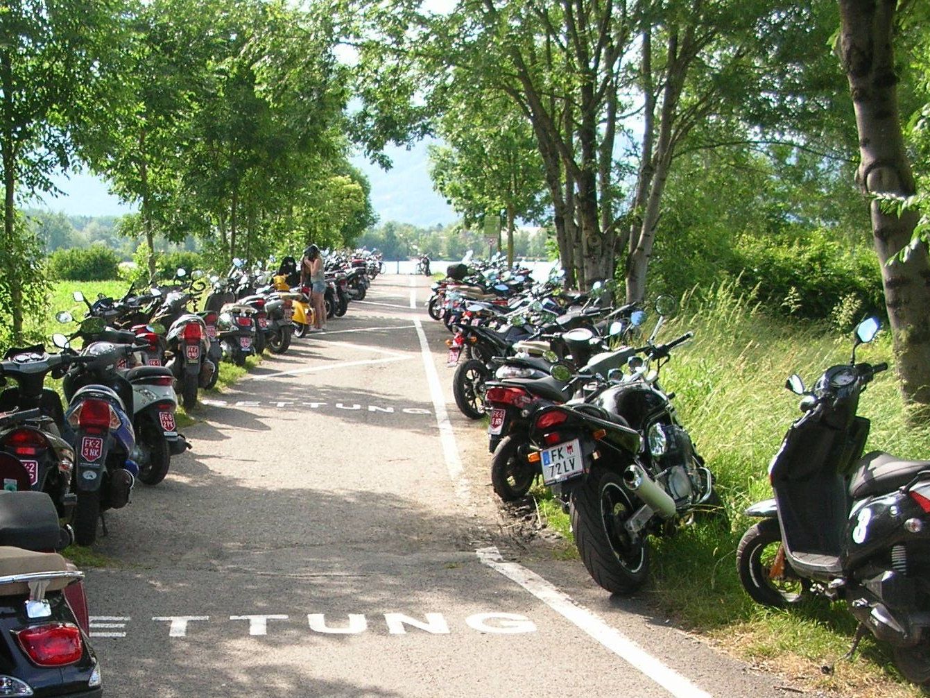 Ein gewohntes Bild: Zugeparkte Rettungseinfahrt beim Paspels-See. Ein gewohntes Bild: Zugeparkte Rettungseinfahrt beim Paspels-See.
