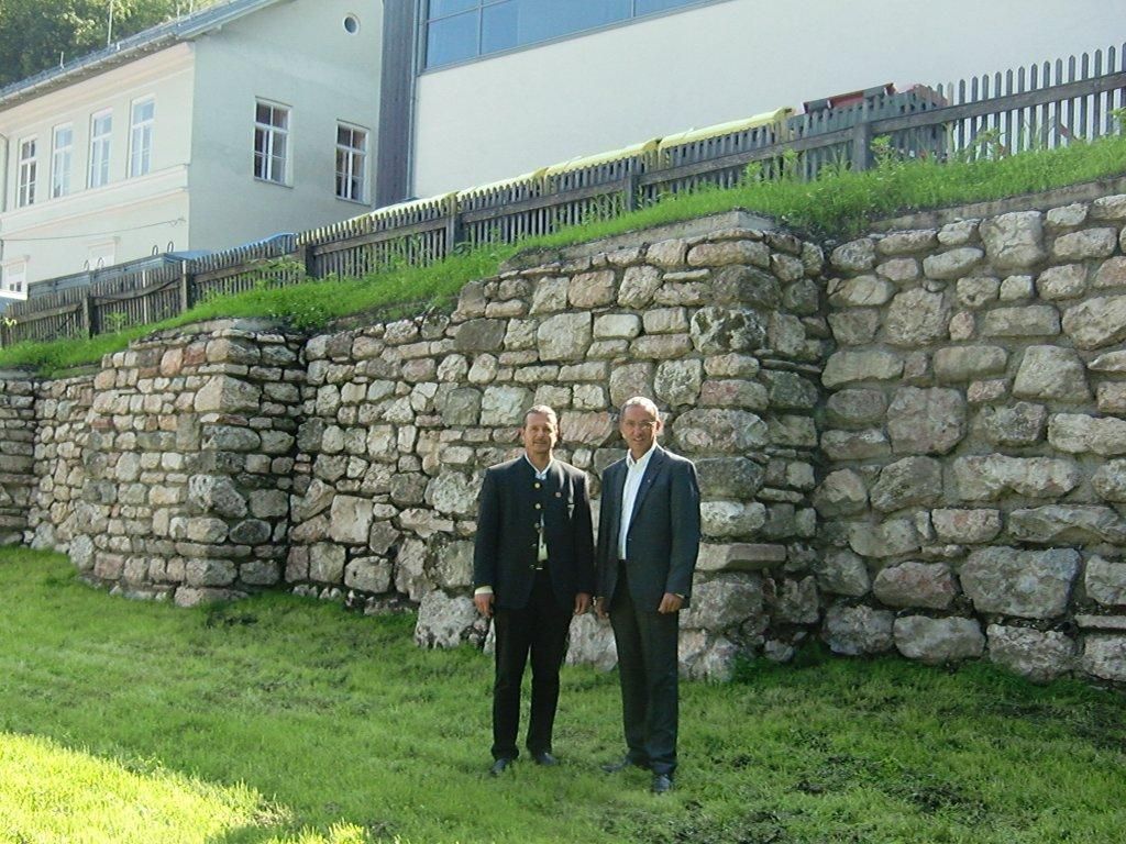 Im Bild: Pfarrer Andreas Bonenberger und Bürgermeister Gerhard Anzengruber Im Bild: Pfarrer Andreas Bonenberger und Bürgermeister Gerhard Anzengruber