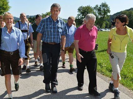 Die ÖVP hat ihre Wahlkampfrundfahrt am Montag mit einer Wanderung in Oberösterreich eröffnet. Die ÖVP hat ihre Wahlkampfrundfahrt am Montag mit einer Wanderung in Oberösterreich eröffnet.