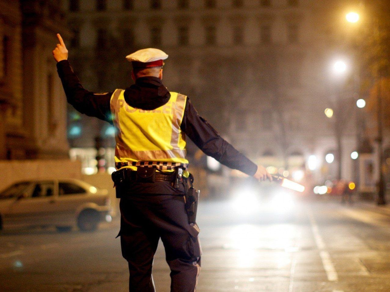 Bei Kontrollen wurden vier Polizeibeamte durch aggressive Männer verletzt. Bei Kontrollen wurden vier Polizeibeamte durch aggressive Männer verletzt.