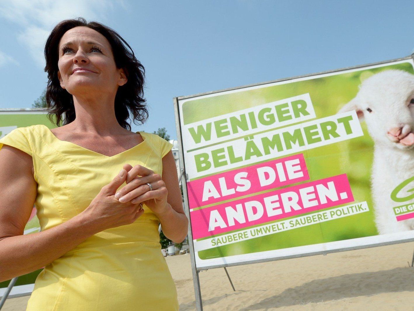 Grünen-Chefin Eva Glawischnig bei der Präsentation der Nationalratswahlplakate. Grünen-Chefin Eva Glawischnig bei der Präsentation der Nationalratswahlplakate.