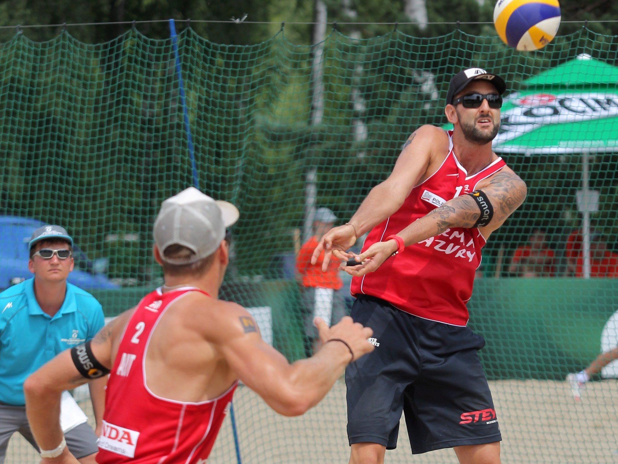 e Österreicher Alexander Horst (l.) und Clemens Doppler am Mittwoch, 31. Juli 2013, während des Gruppe M-Spiels gegen Ingrosso/Cecchini (ITA) im Rahmen der Beach-Volleyball EM in Klagenfur