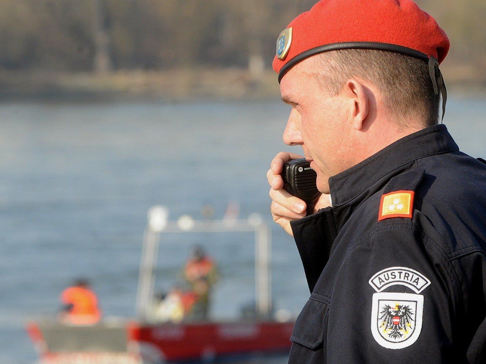 Ein Rollfährenmitarbeiter wird vermisst. Die Suche in der Donau wurde um 16 Uhr gestoppt.