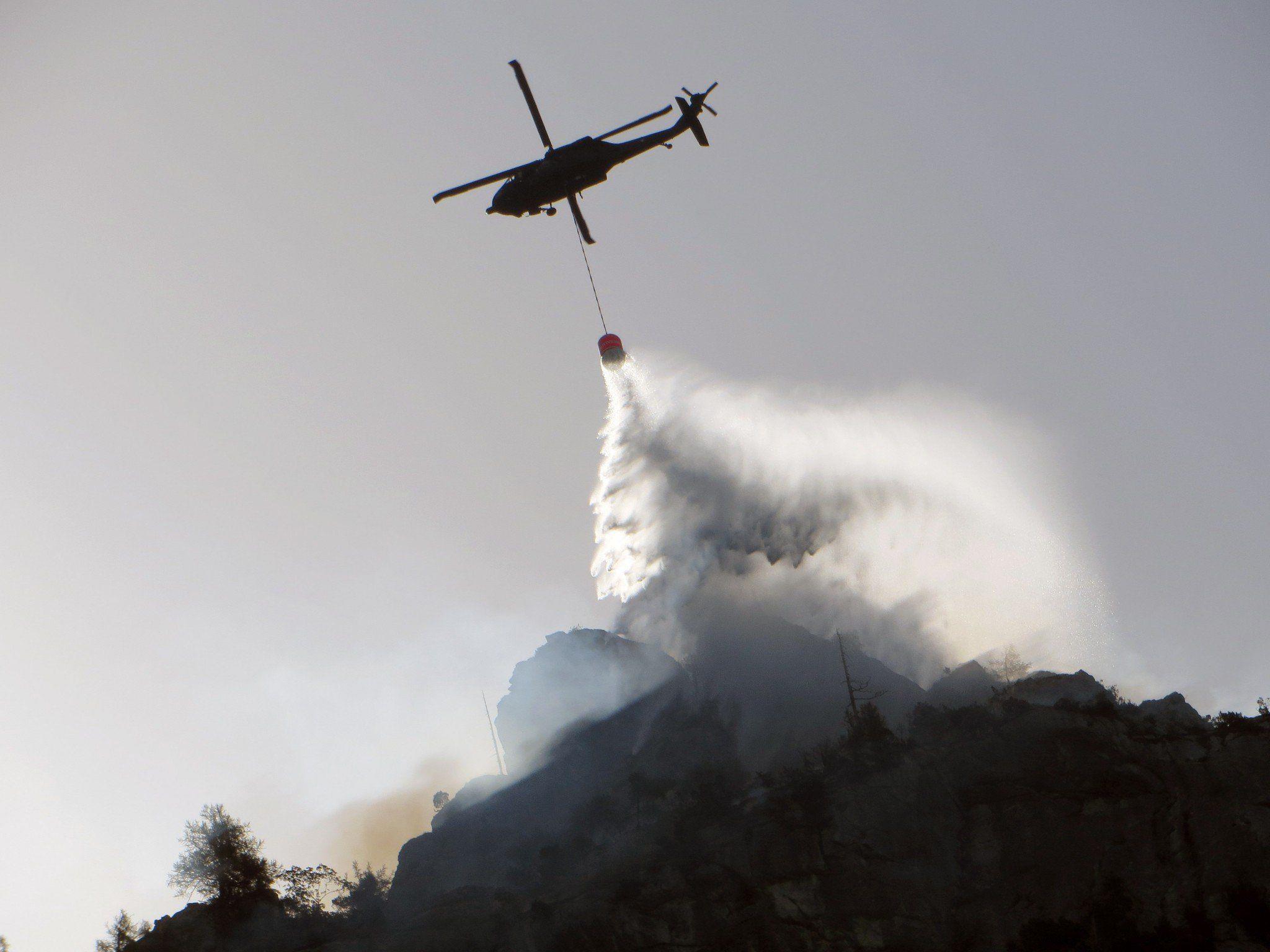 Löscharbeiten mit einem Hubschrauber des Bundesheere bei einem Waldbrand am Klettersteig