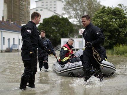 Beim Jahrhunderthochwasser im Juni 2013 fanden sich in Wien zahlreiche Helfer. Beim Jahrhunderthochwasser im Juni 2013 fanden sich in Wien zahlreiche Helfer.