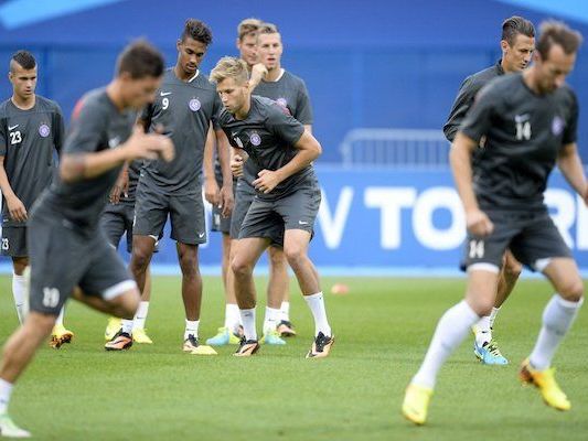 Austria-Spieler Alexander Grünwald (m.) und Teamkollegen am Dienstag während des Abschlußtrainings in Zagreb Austria-Spieler Alexander Grünwald (m.) und Teamkollegen am Dienstag während des Abschlußtrainings in Zagreb