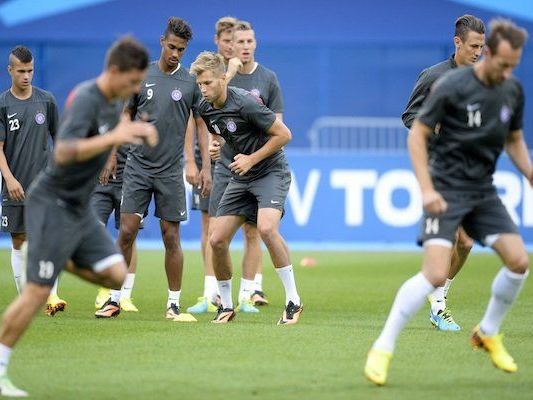 Austria-Spieler Alexander Grünwald (m.) und Teamkollegen am Dienstag während des Abschlußtrainings in Zagreb