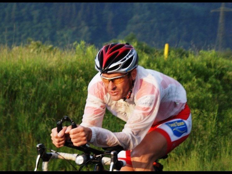 2.200 Kilometer Radfahren entlang der grenznahen Straßen einmal rund um Österreich. 2.200 Kilometer Radfahren entlang der grenznahen Straßen einmal rund um Österreich.