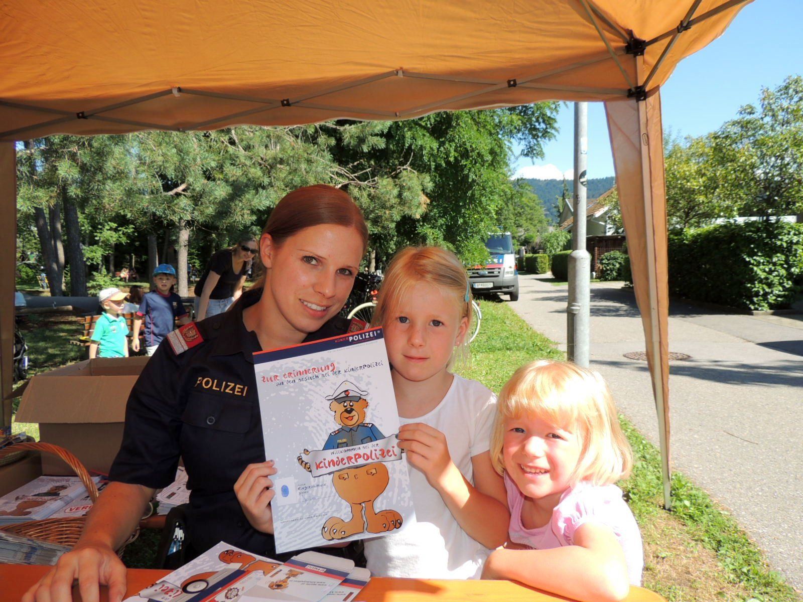 Sabine und Kerstin holten sich die Urkunde der Kinderpolizei Sabine und Kerstin holten sich die Urkunde der Kinderpolizei