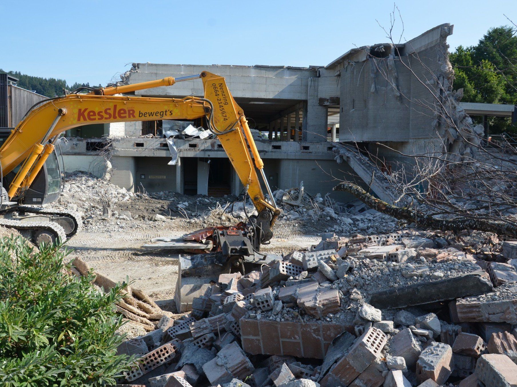 Die Abbrucharbeiten bei der Turnhalle der MS Klaus verlaufen planmässig. Die Abbrucharbeiten bei der Turnhalle der MS Klaus verlaufen planmässig.