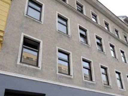 Ein neunjähriges Mädchen stürzte aus einem Fenster in die Tiefe Ein neunjähriges Mädchen stürzte aus einem Fenster in die Tiefe