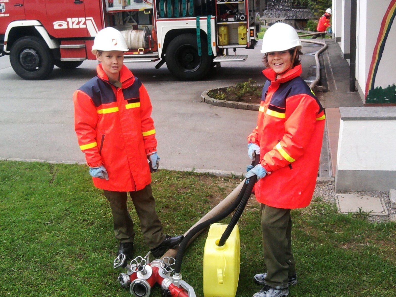 Auch die Feuerwehrjugend zeigt beim Sicherheitstag in einer Übung ihr Können. Auch die Feuerwehrjugend zeigt beim Sicherheitstag in einer Übung ihr Können.