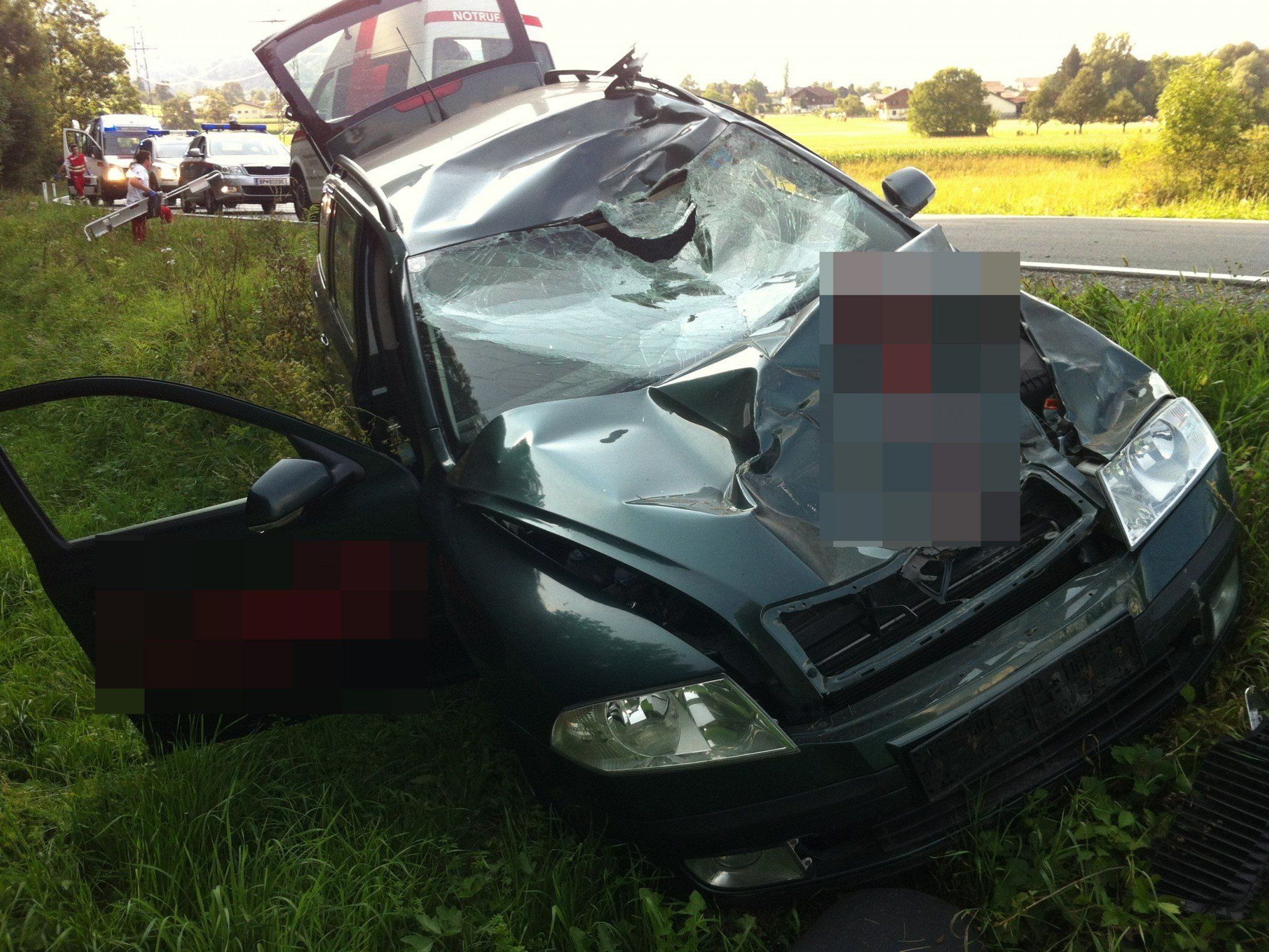 Verletzte bei Frontal-Unfall. Verletzte bei Frontal-Unfall.