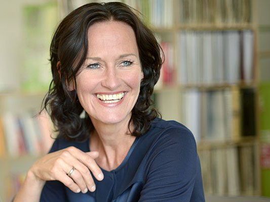 Eva Glawischnig zeigt sich in der neuen Grünen-Plakatserie volksnah Eva Glawischnig zeigt sich in der neuen Grünen-Plakatserie volksnah