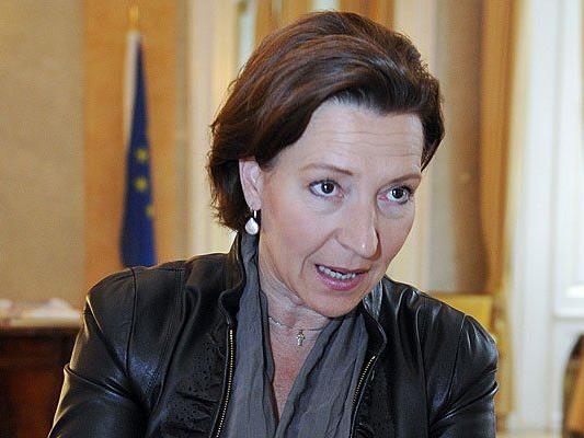 Gabriele Heinisch-Hosek will die längste Kindergeld-Variante streichen - die FPÖ-Frauen sind dagegen