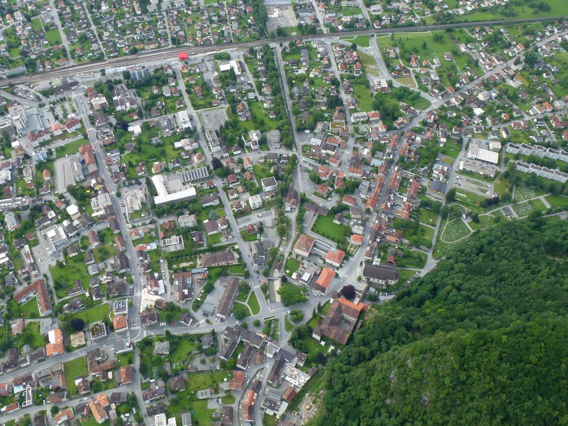 Das Hohenemser Zentrum in einer Luftaufnahme von 2012.