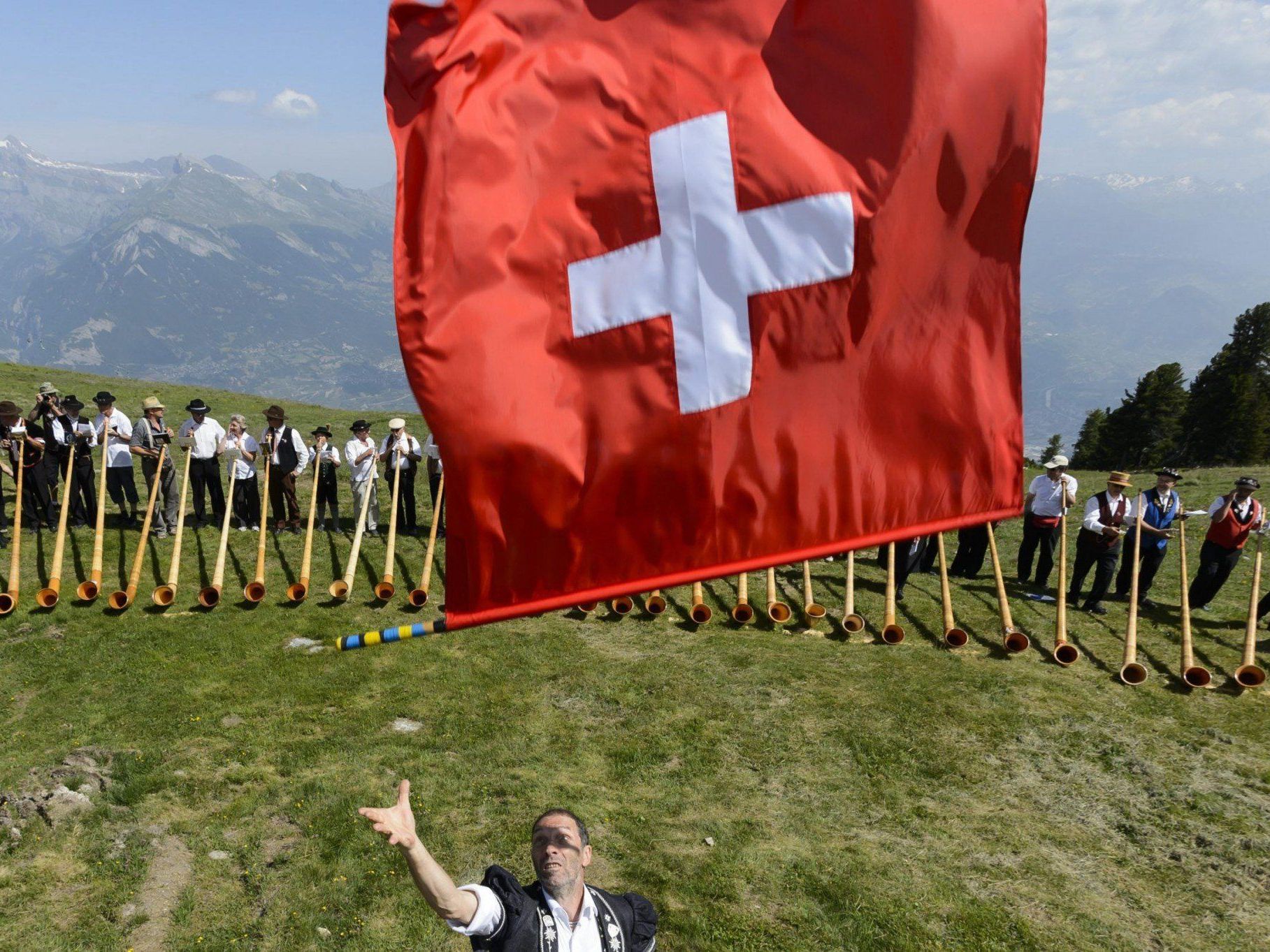 Die Schweiz möchte ihre Nationalhymne aufpeppen und startet deshalb einen Wettbewerb. Die Schweiz möchte ihre Nationalhymne aufpeppen und startet deshalb einen Wettbewerb.