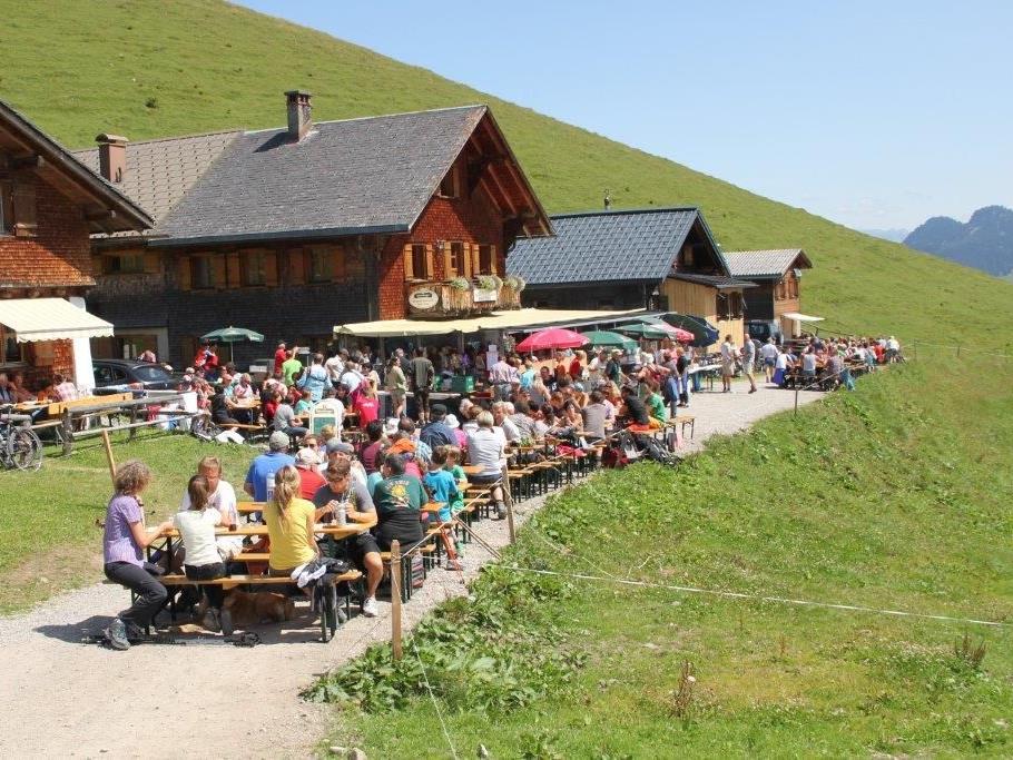 Beim traditionellen Älplerfest beim Berghaus Mattajoch trafen sich bei herrlichem Bergwetter hunderte Besucher auf Gamp