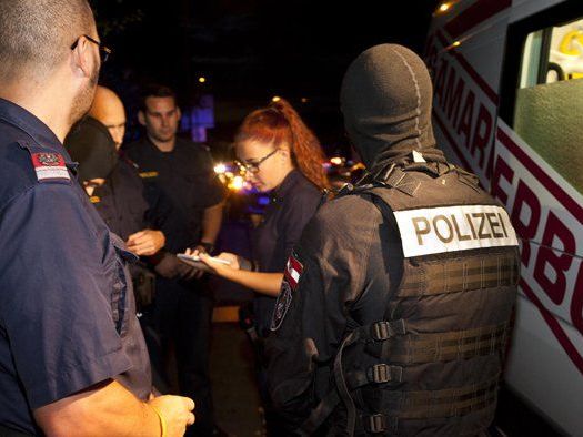 Ein 19-Jähriger ist in Rankweil in Zusammenhang mit einem Beziehungsstreit verletzt worden. Auch die Cobra rückte zur Fahndung aus. Ein 19-Jähriger ist in Rankweil in Zusammenhang mit einem Beziehungsstreit verletzt worden. Auch die Cobra rückte zur Fahndung aus.